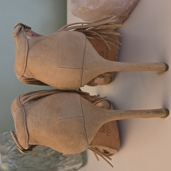 Stuart Weitzman Fringe Tan Sandals - Picture 5 of 7